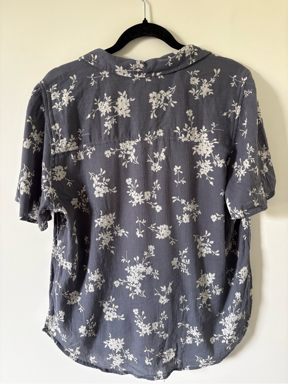 Abercrombie & Fitch Charcoal Gray Floral Button-Front Tie Hem Blouse - Picture 4 of 4